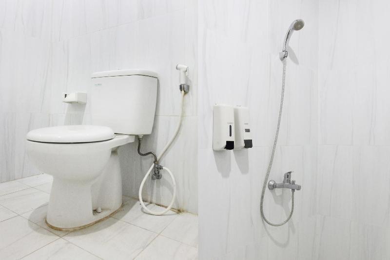 Reddoorz Plus Near Kemang Raya 자카르타 객실 사진
