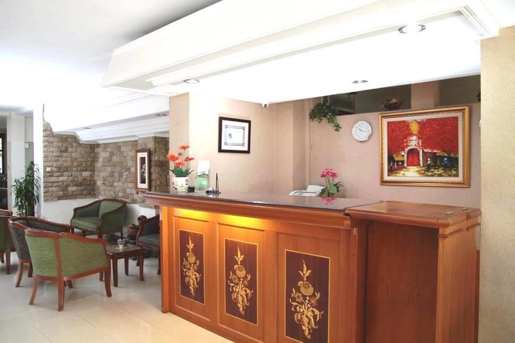 Reddoorz Plus Near Kemang Raya 자카르타 외부 사진